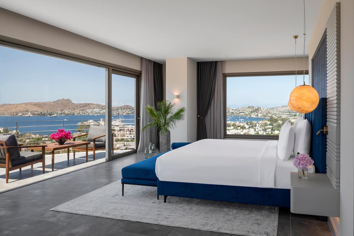 Premium Sunset Suite With Balcony | Minibar, in-room safe, desk, blackout drapes