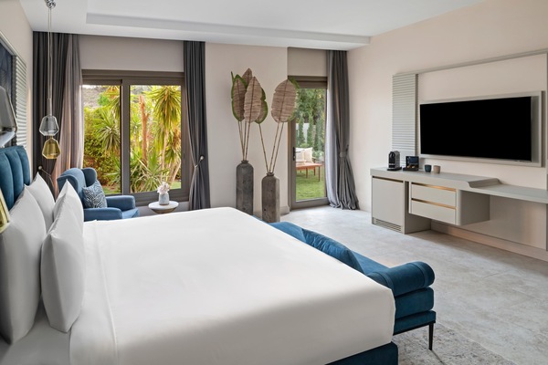Deluxe Room with Garden Access | Minibar, in-room safe, desk, blackout curtains