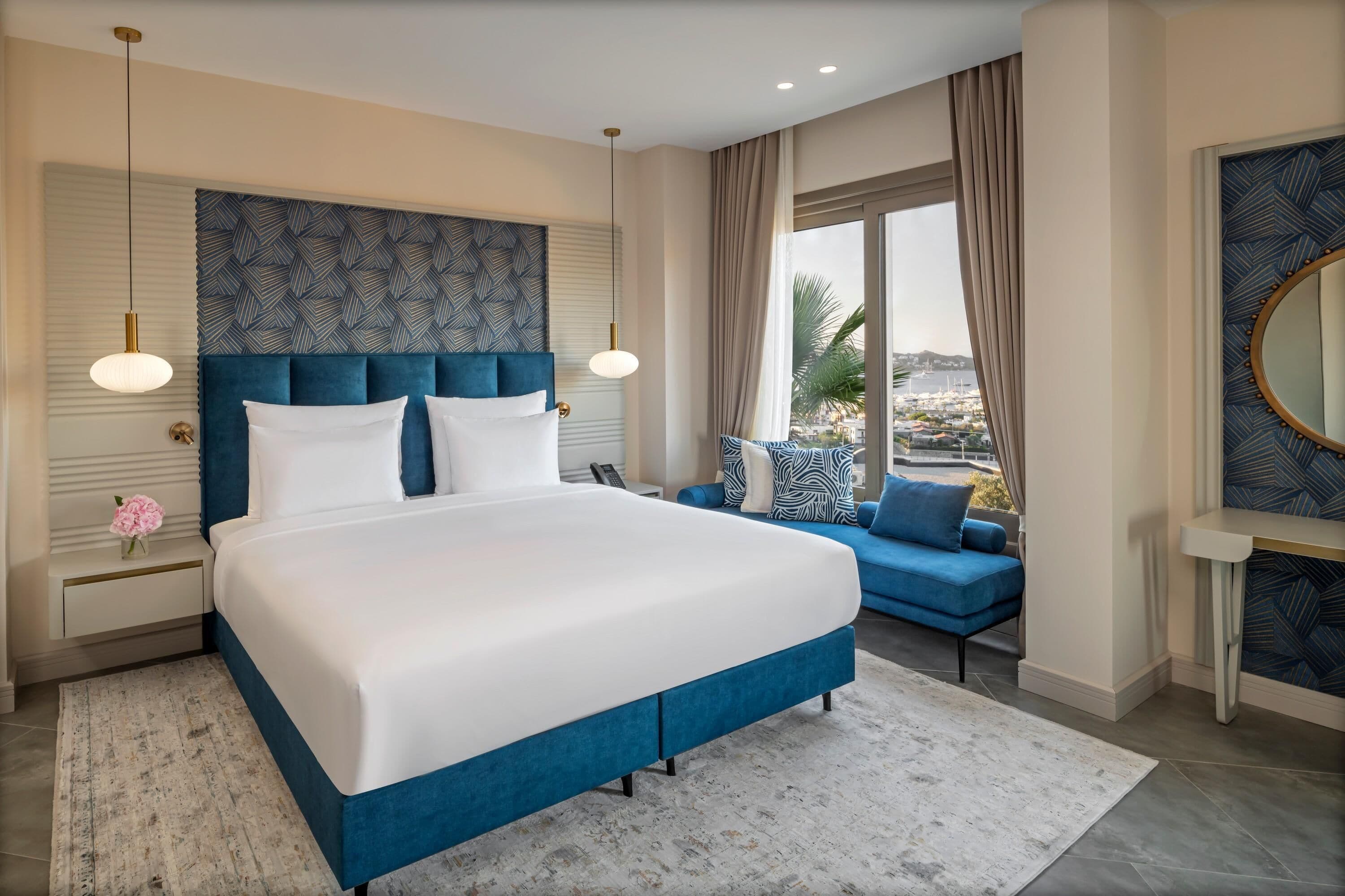 Sea View Deluxe Room | Minibar, caja de seguridad en la habitación y escritorio 