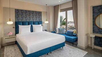 Sea View Deluxe Room | Minibar, caja de seguridad en la habitación y escritorio