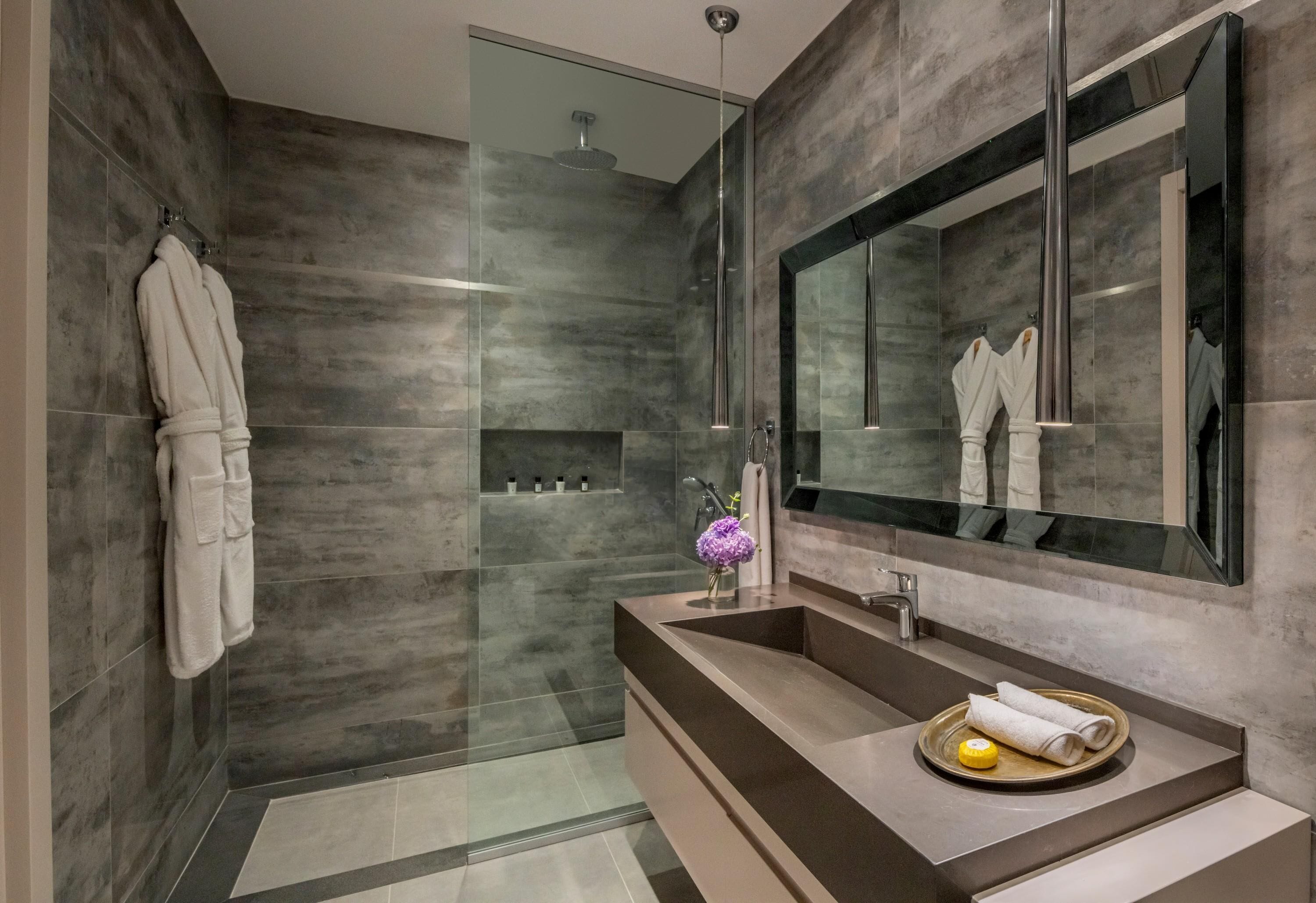 Sea View Deluxe Suite | Bathroom | Shower, hair dryer, bathrobes, slippers