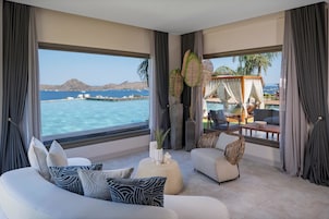 Swim Up Sunset Suite With Sea View | Minibar, in-room safe, desk, blackout drapes