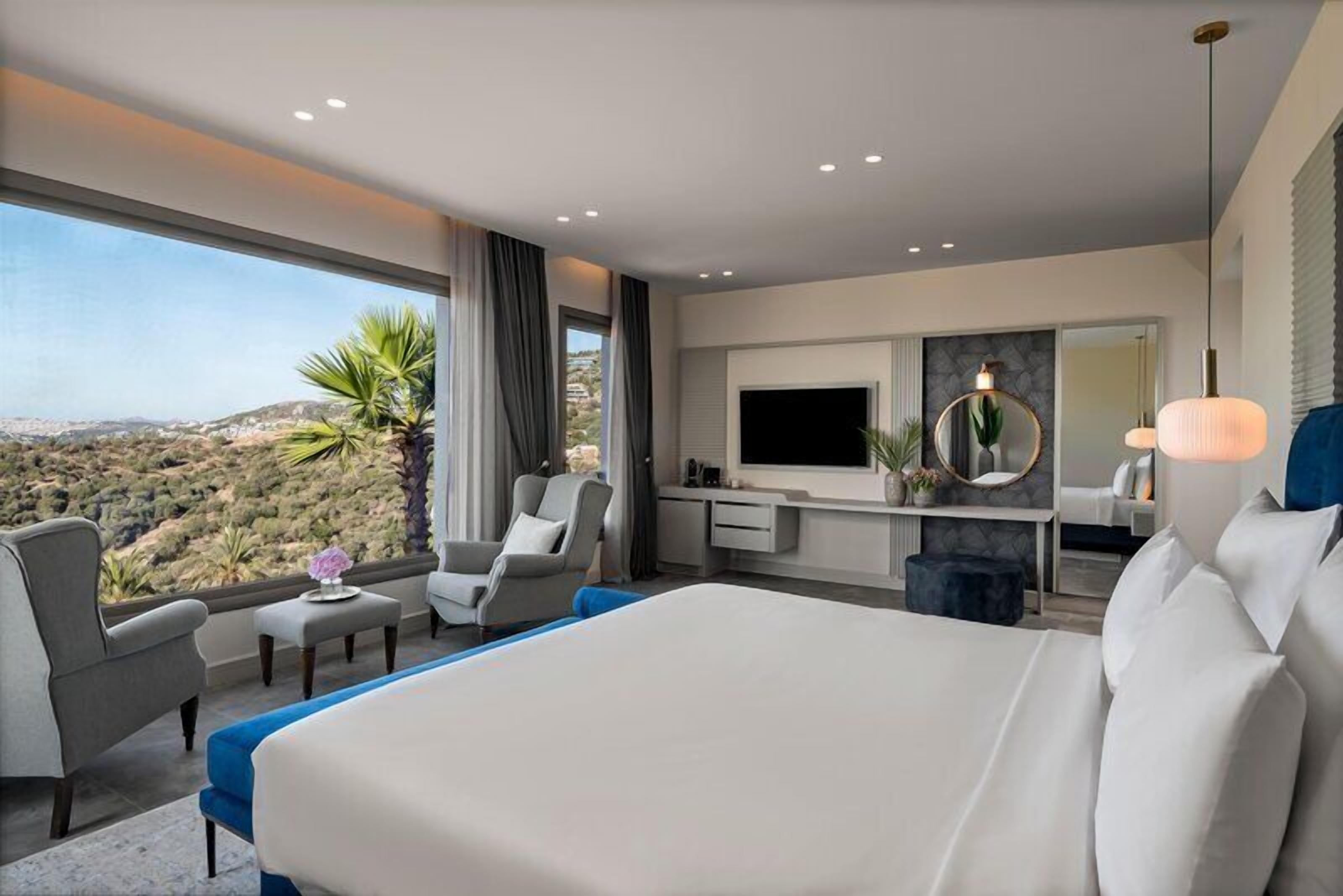 Sea View Premium Room | Minibar, in-room safe, desk, blackout drapes