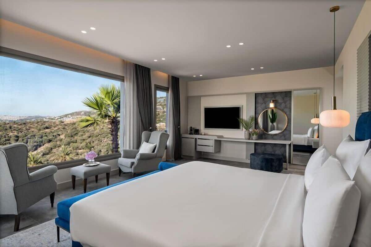 Sea View Premium Room | Minibar, in-room safe, desk, blackout drapes