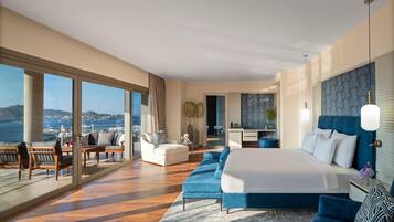 Sea View Infinity Suite With Terrace | Minibar, caja fuerte, escritorio y cortinas opacas