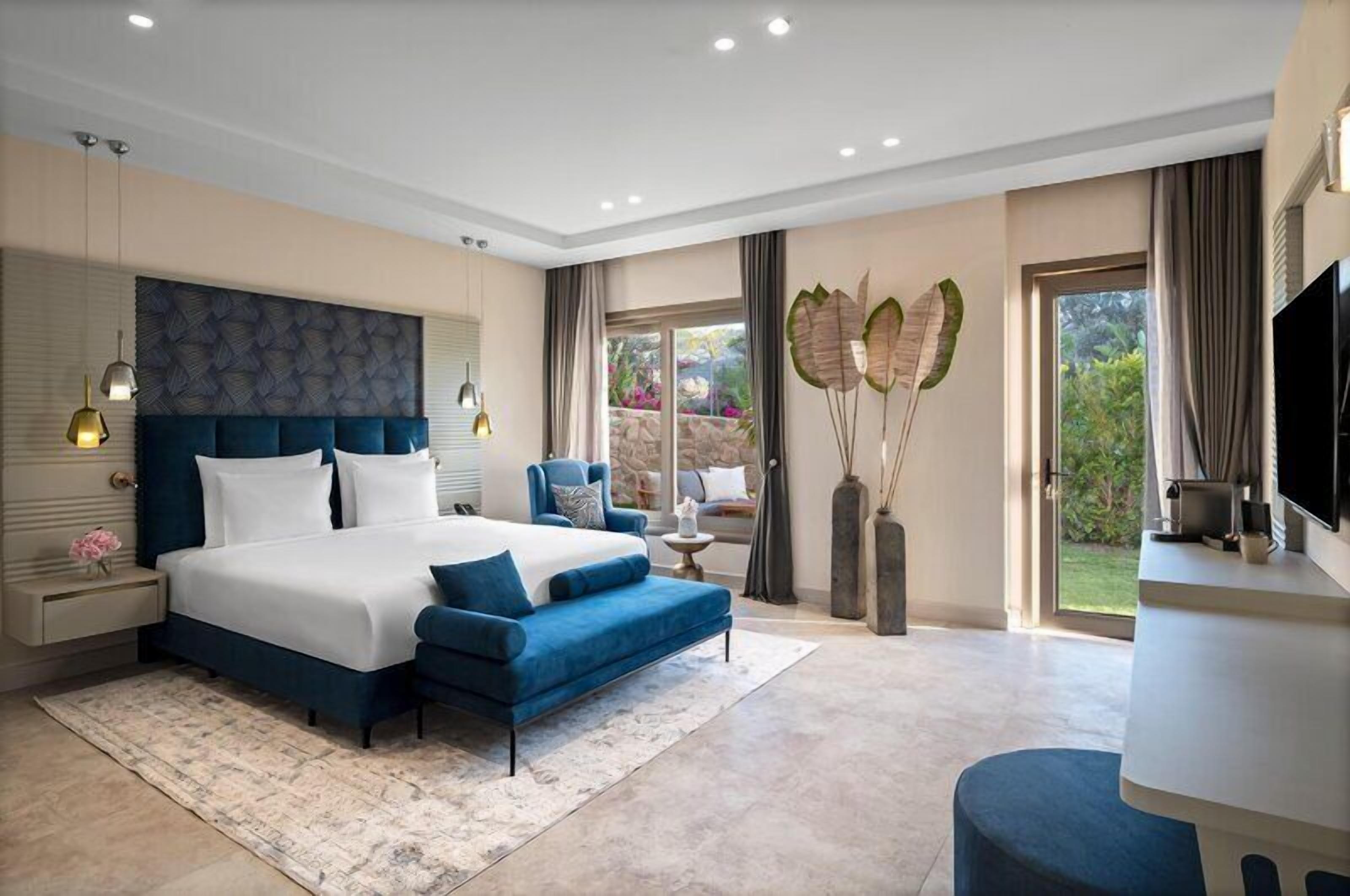 Deluxe Room with Garden Access | Minibar, in-room safe, desk, blackout drapes