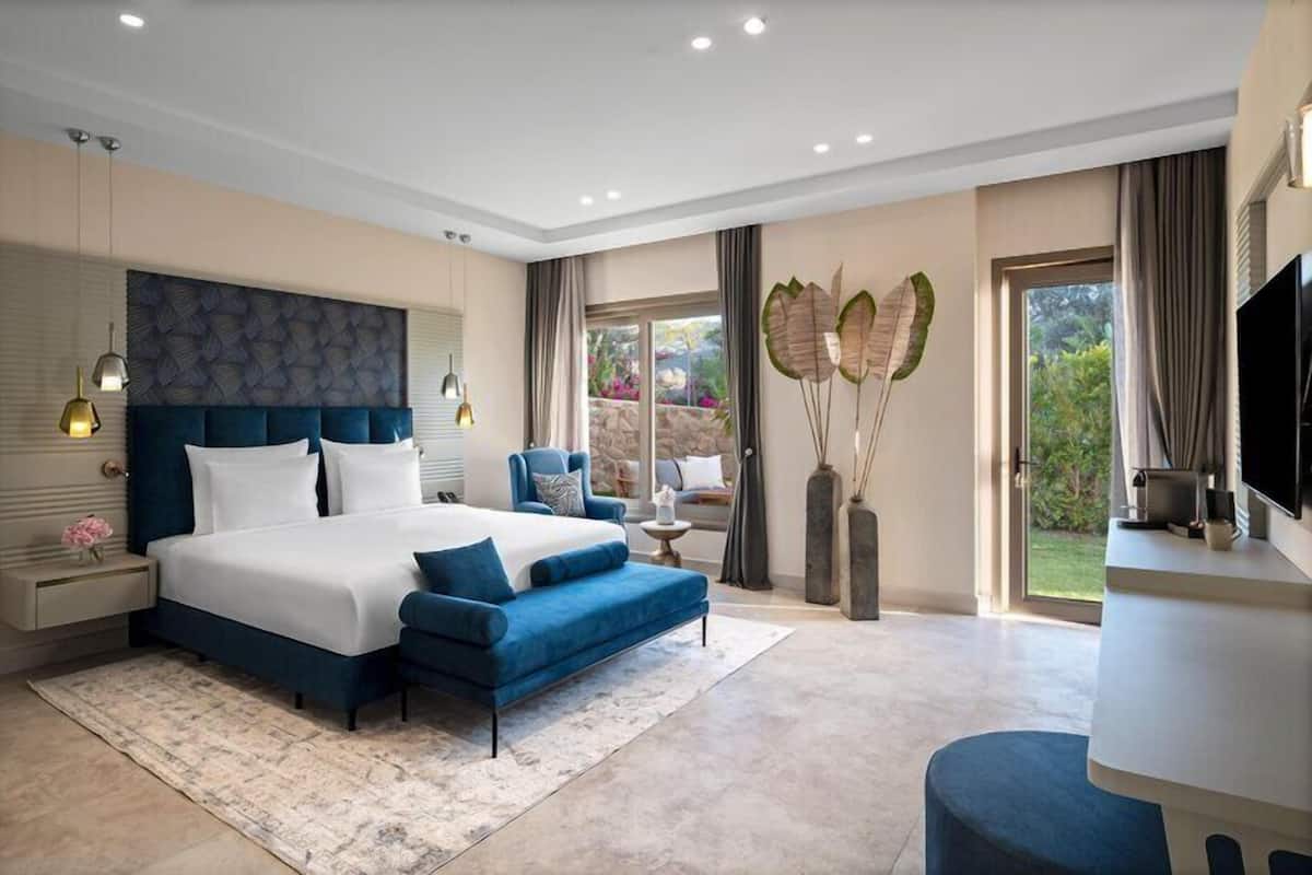 Deluxe Room with Garden Access | Minibar, in-room safe, desk, blackout drapes