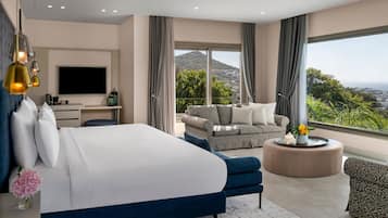 Luxury Sunset Suite with Balcony | Minibar, coffres-forts dans les chambres, bureau, rideaux occultants
