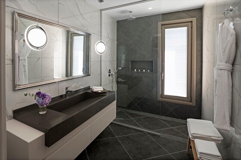 Deluxe Room with Garden Access | Baño | Ducha, secador de pelo, albornoces y zapatillas