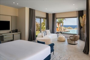 Suite, uitzicht op zee (Swim Up Sunset Suite) | Een minibar, een kluis op de kamer, een bureau, verduisterende gordijnen