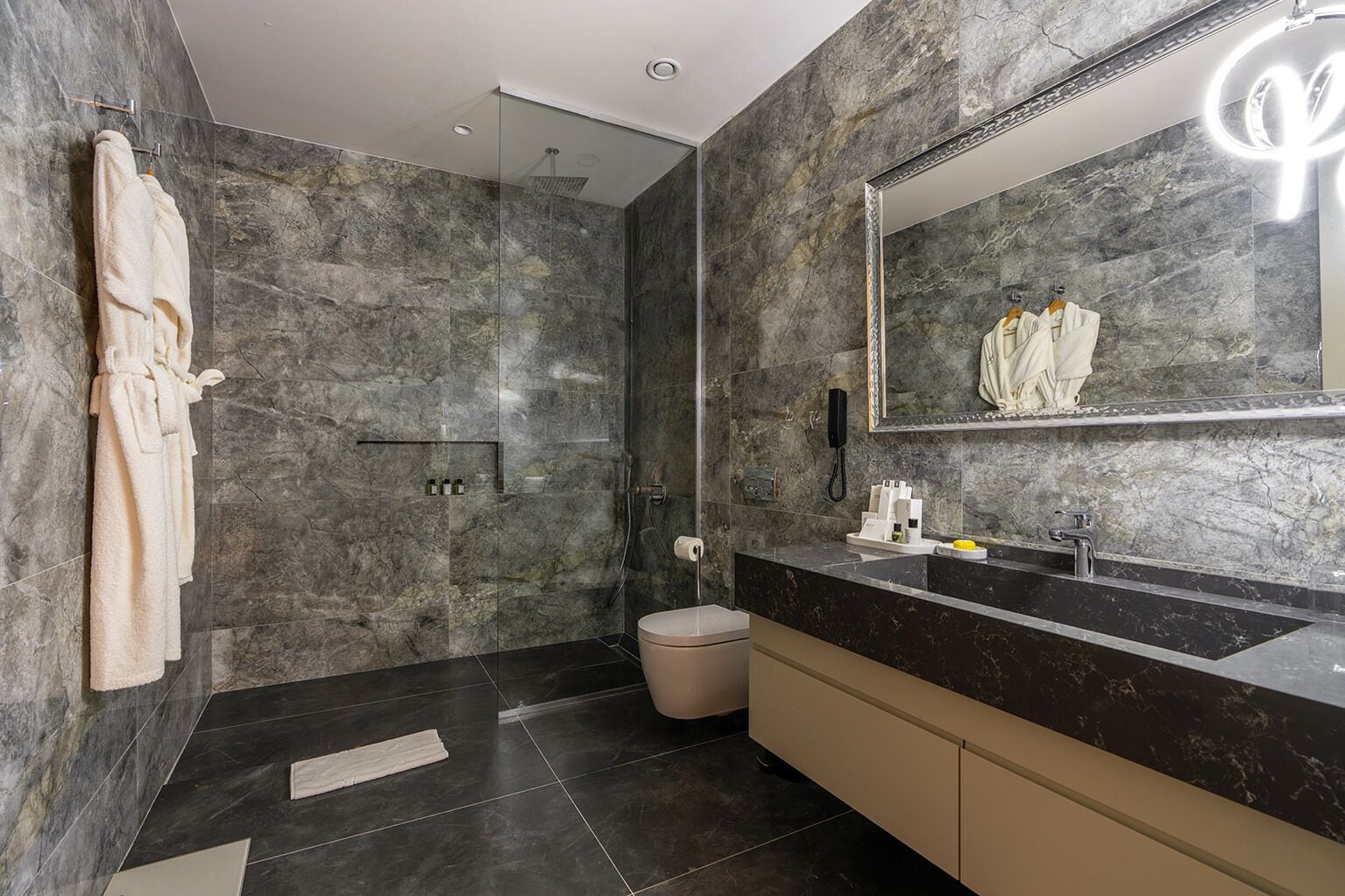 Sea View Premium Room With Garden Access | Bathroom | Shower, hair dryer, bathrobes, slippers