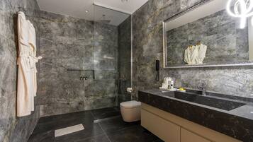 Sea View Premium Room With Garden Access | Bathroom | Shower, hair dryer, bathrobes, slippers