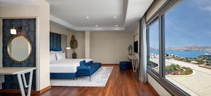 Suite Deluxe, vue mer | 1 chambre, minibar, coffres-forts dans les chambres, bureau