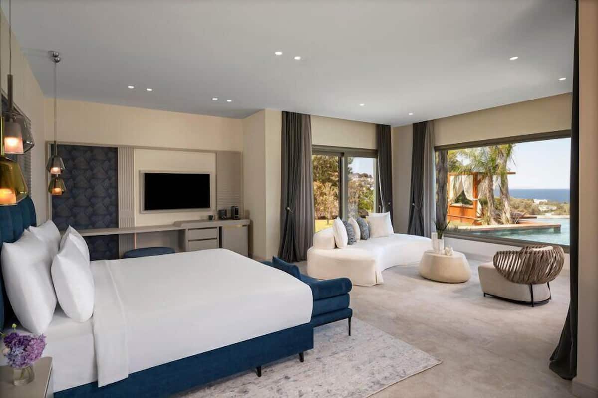 Swim Up Sunset Suite With Sea View | Minibar, in-room safe, desk, blackout drapes
