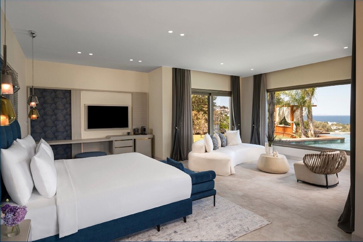 Minibar, in-room safe, desk, blackout curtains