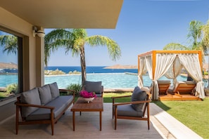 Swim Up Sunset Suite With Sea View | حمام سباحة | من حمّامات السباحة المغطاة، حمّام سباحة خارجي موسمي