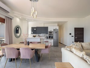 Deluxe-Apartment | Eigene Küche | Großer Kühlschrank, Mikrowelle, Ofen, Geschirrspüler