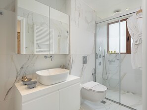 Deluxe Apartment | Bathroom | Shower, hydromassage showerhead, free toiletries, hair dryer - Elia Seaside Deluxe Apartment (Chania)