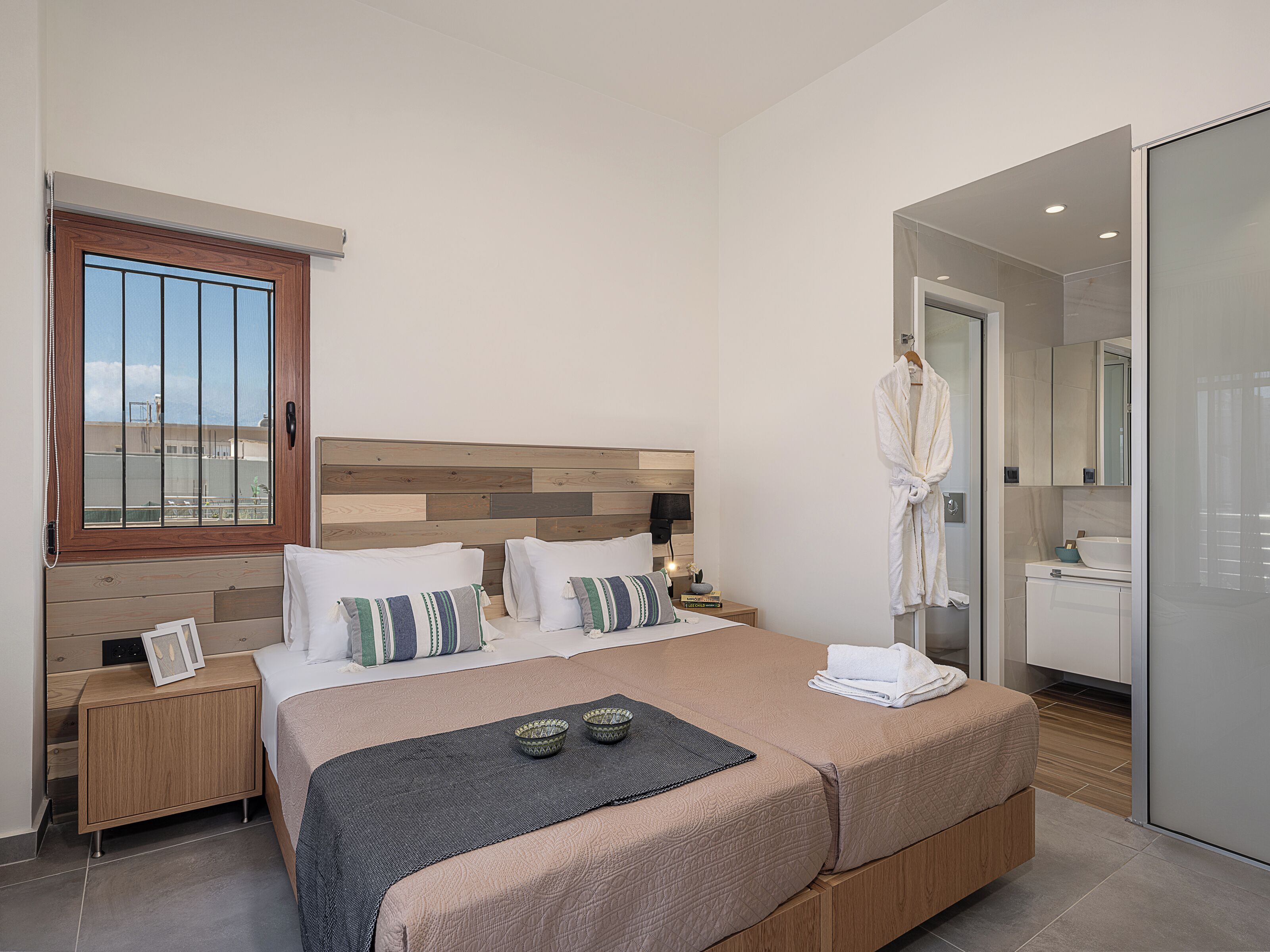 Deluxe Apartment | In-room safe, desk, laptop workspace, blackout drapes