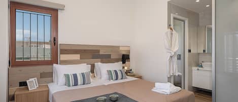 Deluxe Apartment | In-room safe, desk, laptop workspace, blackout drapes