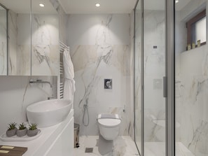 Appartement Deluxe | Salle de bain | Douche, pomme de douche hydromassante, articles de toilette (gratuits)