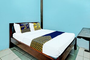 Eenvoudige tweepersoonskamer | Een bureau, een laptopwerkplek, gratis wifi, beddengoed