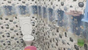 Shower, rainfall showerhead, free toiletries, towels