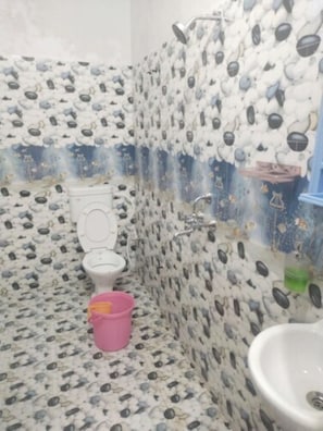 Shower, rainfall showerhead, free toiletries, towels