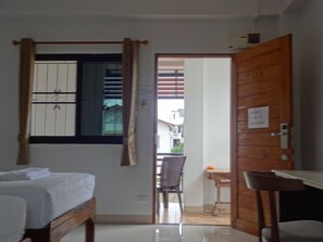 Standaard Twin kamer | Een bureau, een laptopwerkplek, gratis wifi, beddengoed