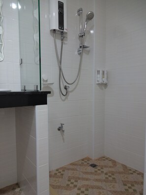 Shower, hair dryer, bidet, towels - Rena House Chiang Mai (Chiang Mai)