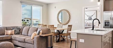 Televisión y chimenea