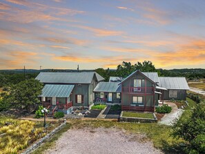 Aerial view of the front of the Swing on Inn showing the ample parking area.
