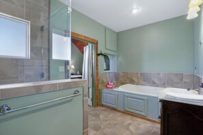 Hair dryer, towels - Swing On Inn I Hankie Pankie Cottage (Dripping Springs)