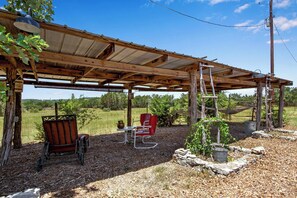 Property grounds - Swing On Inn I Honeycomb Hideaway (Dripping Springs)