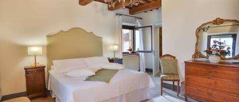 1 slaapkamer, een strijkplank/strijkijzer, gratis wifi, beddengoed