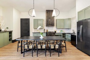 冷蔵庫、電子レンジ、オーブン、コンロ