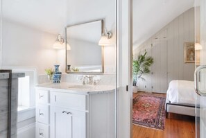 4 Schlafzimmer, Schreibtisch, Bügeleisen/Bügelbrett, Reisekinderbett