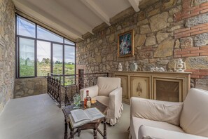 Biệt thự | Khu phòng khách | TV màn hình phẳng 32-inch có truyền hình cáp, lò sưởi, banh bàn