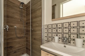 Villa | Badkamer | Een douche, een bidet, handdoeken