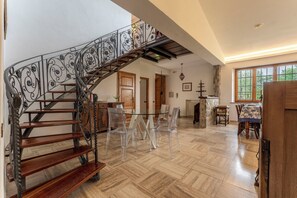 Biệt thự | Khu phòng khách | TV màn hình phẳng 32-inch có truyền hình cáp, lò sưởi, banh bàn