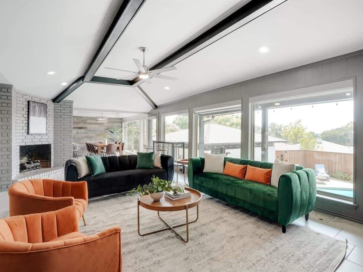 Télévision, cheminée, espaces bureaux