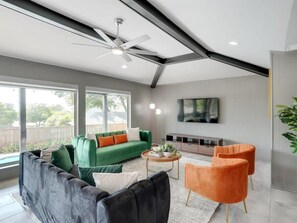 Televisión, chimenea y oficina