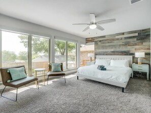 4 bedrooms, desk, iron/ironing board, WiFi - The Alamo Abode - Lake View, Pool, Newly Renovated (Rockwall)