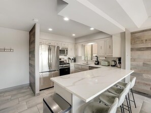 Jääkaappi, mikroaaltouuni, uuni, liesi