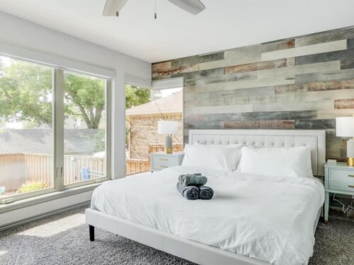 The Alamo Abode - Lake View, Pool, Newly Renovated