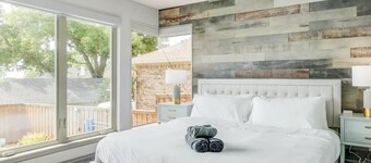 The Alamo Abode - Lake View, Pool, Newly Renovated