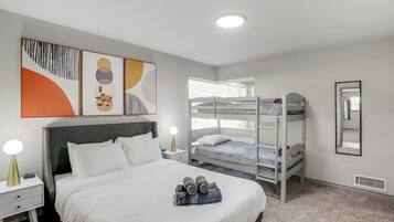 4 makuuhuonetta, työpöytä, silitysrauta/-lauta, Wi-Fi