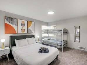 4 habitaciones, escritorio, tabla de planchar con plancha y wifi