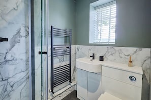 Bathtub, hair dryer, towels, soap - Host & Stay | Stay House (Northallerton)