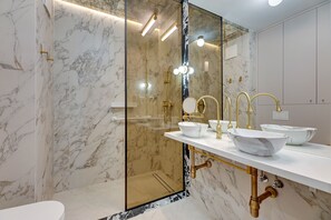 Apartamento urbano | Banheiro | Toalhas de banho, sabonete, shampoo, papel higiênico